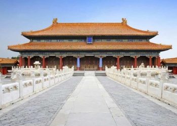 Để tham quan được Cấm Thành, bạn có thể đi bộ, xe đạp 