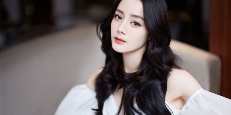 Địch Lệ Nhiệt Ba với vẻ đẹp lai tây hút hồn