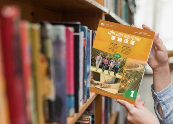 Đến nhà sách để lựa chọn cuốn sách học tiếng Trung tốt nhất 