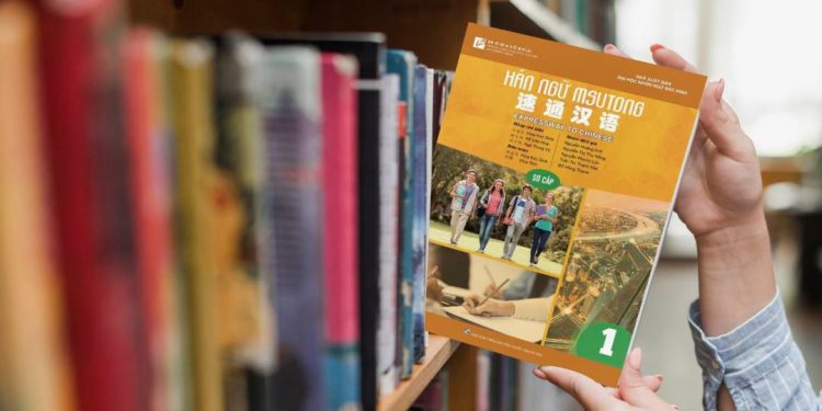 Đến nhà sách để lựa chọn cuốn sách học tiếng Trung tốt nhất