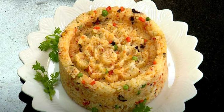 Cách làm cơm chiên Dương Châu chay thơm ngon đẹp mắt