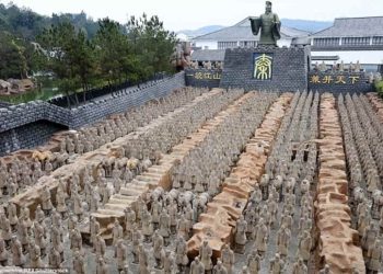 Phân Tích Về Những Bức Tượng Và Vật Dụng Trong Lăng Mộ