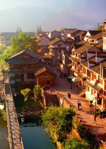 Tận hưởng những công trình kiến trúc độc đáo tại phượng hoàng cổ trấn Trung Quốc