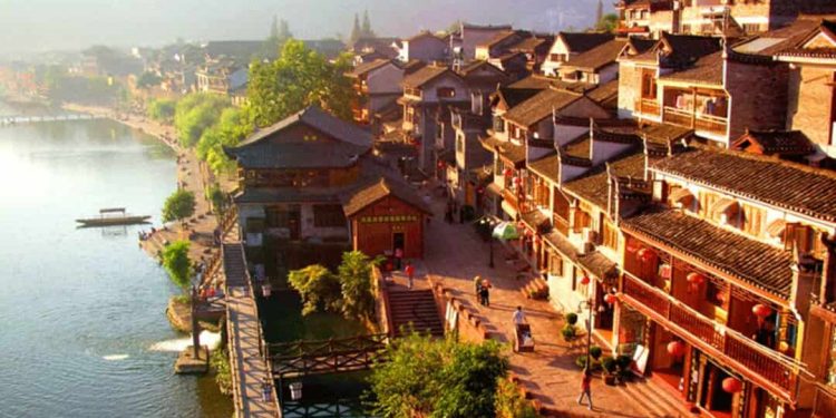 Tận hưởng những công trình kiến trúc độc đáo tại phượng hoàng cổ trấn Trung Quốc